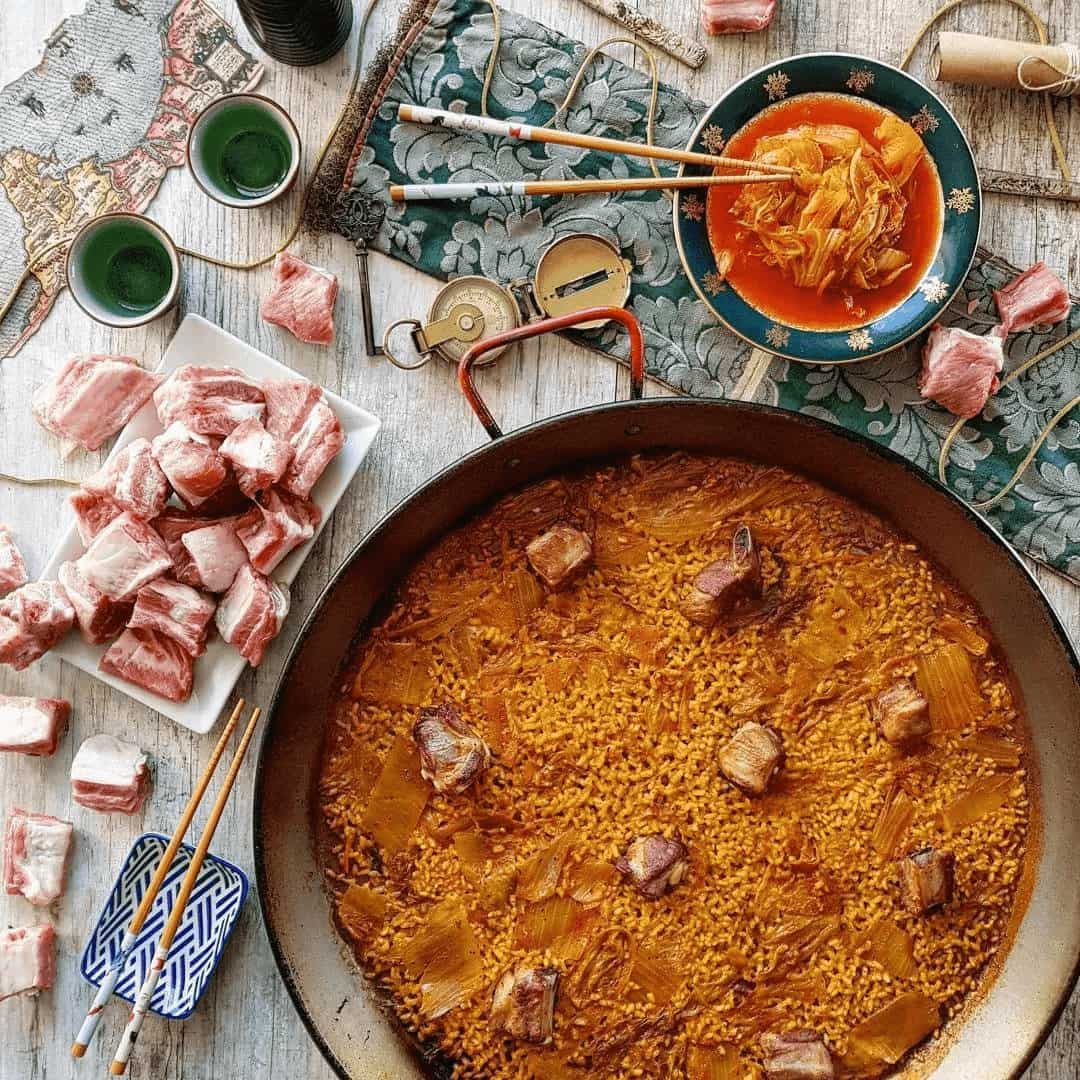 Arroz de kimchi con costillas de cerdo